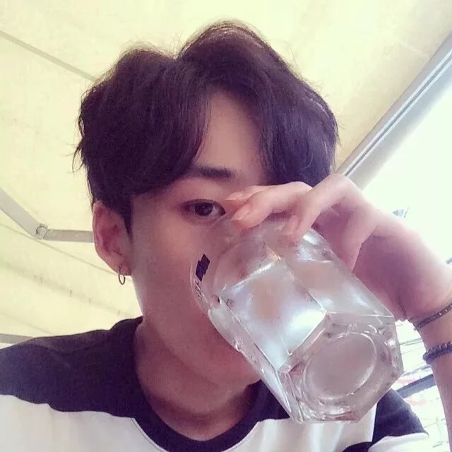 劳磊月伦